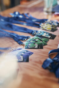 Design von Namensschildern und Schlüsselbändern für eine Veranstaltungsreihe